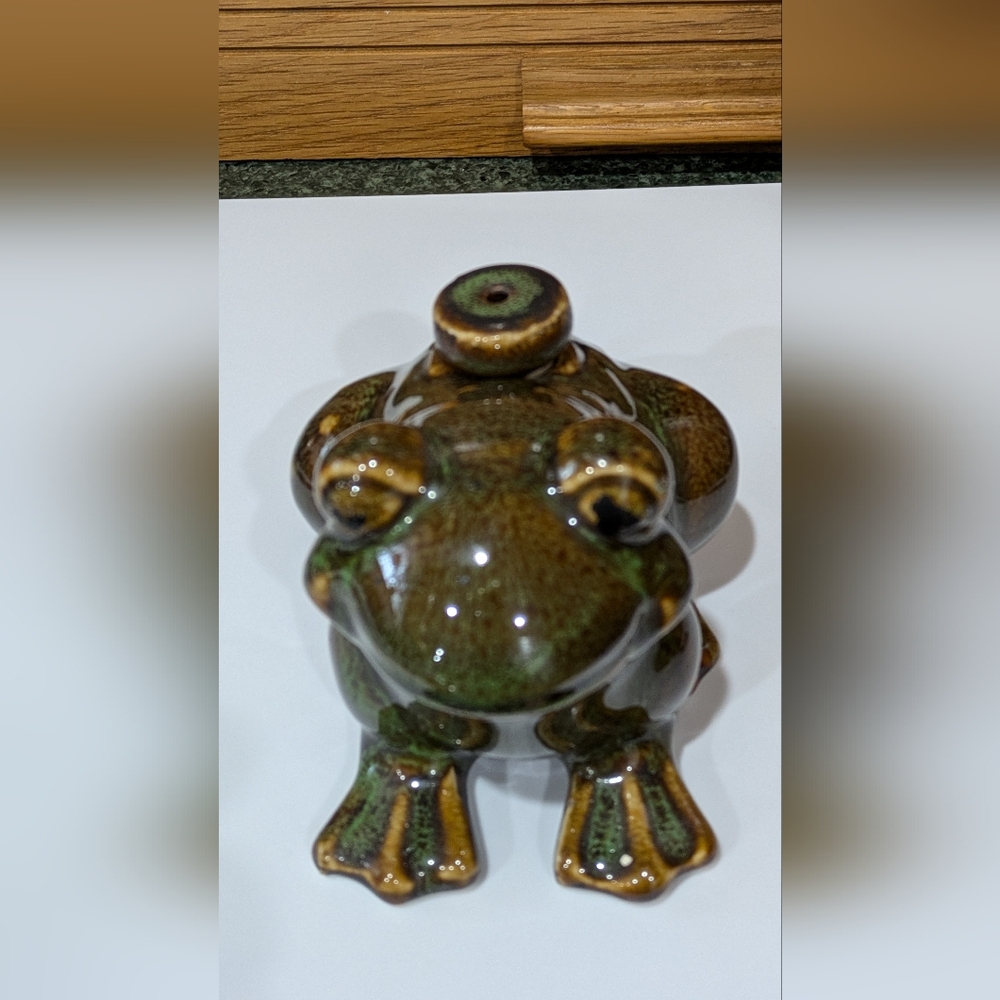 Hermitage Pottery Frog Shape Oil Burner - Picture 6 of 7